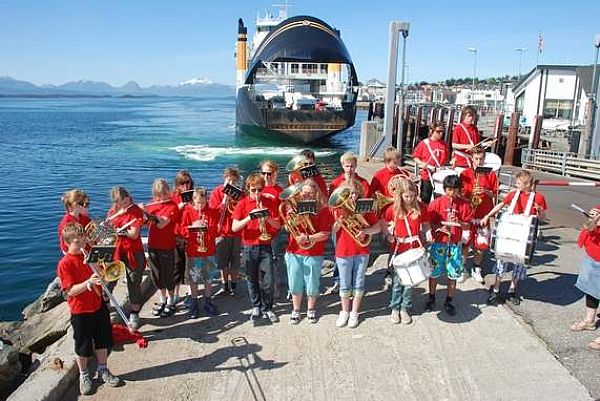 Søre Ål Skolemusikk på ferigekaia. Foto: Hugo Tingvoll, Romsdals Budstikke